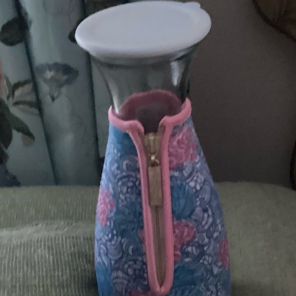 Lilly Pulitzer Beverage Carafe 36 fl oz Insulated Blue Haven Raising Shell
